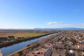 Delta Muga, Piso muy cerca de la playa
